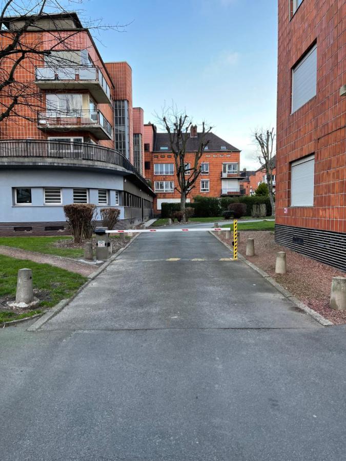 Standing Entre Et Centre